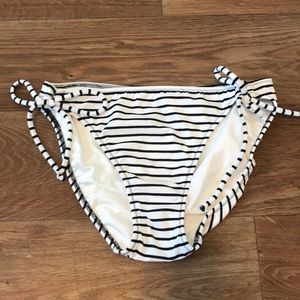 NWOT Victoria’s Secret The Bow Bikini bottoms sz M